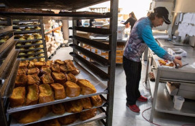 ep un hombre trabaja en la elaboracion de torrijas en una pasteleria