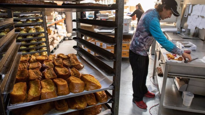 ep un hombre trabaja en la elaboracion de torrijas en una pasteleria ep un hombre trabaja en la elaboracion de torrijas en una pasteleria