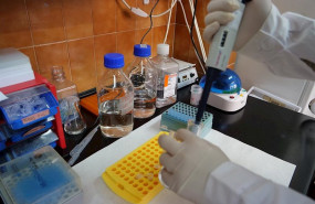ep un investigador de la universidad de malaga en un laboratorio