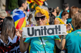ep un mujer sujeta un cartel en el que se lee unitat unidad durante la manifestacion convocada por