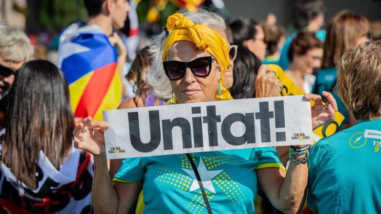 Un mujer sujeta un cartel en el que se lee 'Unitat' (Unidad) durante la manifestación convocada por la Asamblea Nacional Catalana (ANC) con el lema 'Objectiu Independència (Objetivo independencia)', dentro de los actos de la Diada de Cataluña 2019, en Ba | David Zorrakino - Europa Press ep un mujer sujeta un cartel en el que se lee unitat unidad durante la manifestacion convocada por