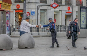 ep un policia municipal de madrid pone una multa a un viandante por no respetar la cuarentena en