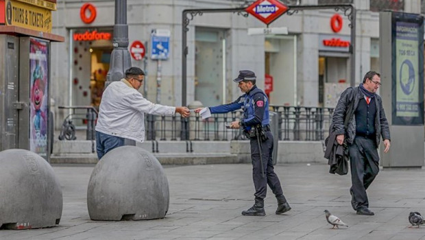 ep un policia municipal de madrid pone una multa a un viandante por no respetar la cuarentena en