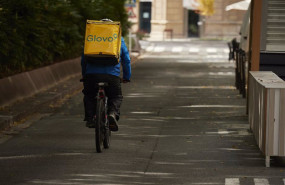 ep un repartidor de glovo circula por una calle de pamplona en navarra espana