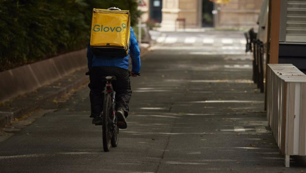 ep un repartidor de glovo circula por una calle de pamplona en navarra espana
