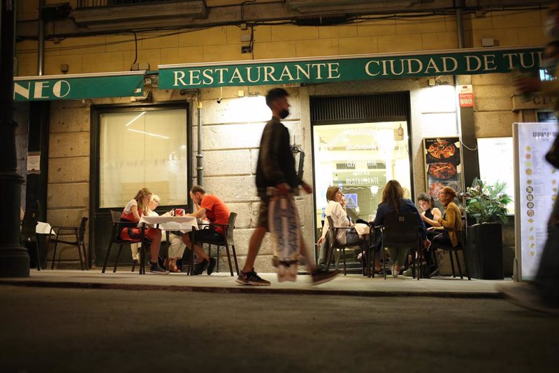 Madrid, sin estado de alarma: 650 multas por botellón y 350 por ir sin mascarilla