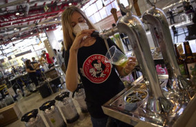 ep una camarera sirve una cerveza en la sexta edicion del festival de cerveza artesana beermad 2021