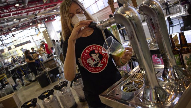 ep una camarera sirve una cerveza en la sexta edicion del festival de cerveza artesana beermad 2021