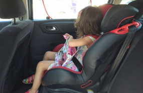 ep una nina sentada en una sillita infantil en un coche