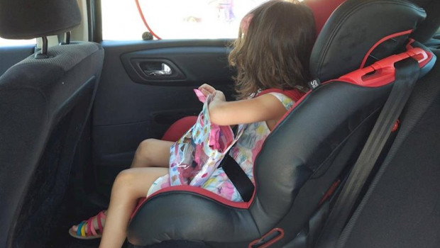 ep una nina sentada en una sillita infantil en un coche