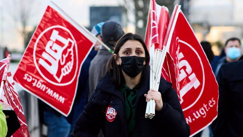 ep una persona sostiene varios banderines de ugt en una imagen de archivo