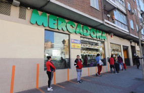 ep varias personas esperan para poder entrar a comprar en un supermercado mercadona de madrid en