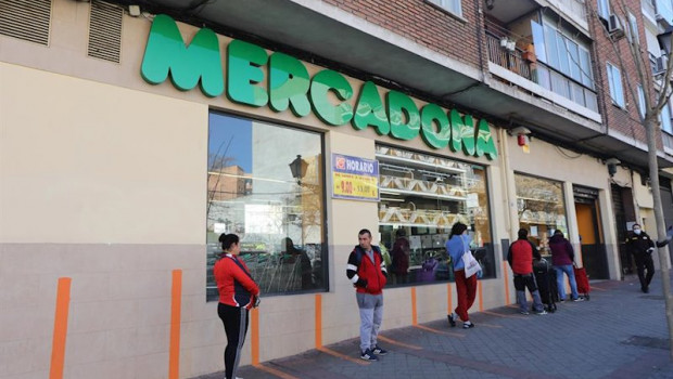 ep varias personas esperan para poder entrar a comprar en un supermercado mercadona de madrid en