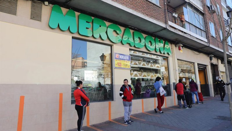Varias personas esperan para poder entrar a comprar en un supermercado Mercadona de Madrid en plena crisis sanitaria por coronavirus donde los españoles llevan confinados en sus hogares casi dos semanas, en Madrid (España), a 26 de marzo de 2020. | Marta Fernández Jara - Europa Press ep varias personas esperan para poder entrar a comprar en un supermercado mercadona de madrid en