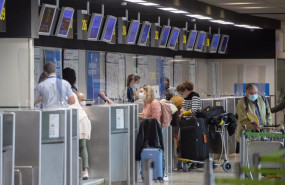 ep varias personas frente a un mostrador de aerolineas argentinas en la terminal t1 del aeropuerto