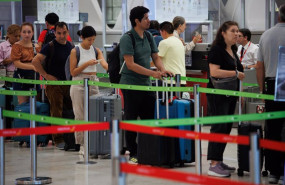 ep varias personas hacen cola en la terminal t4 del aeropuerto adolfo suarez madrid barajas a 30 de