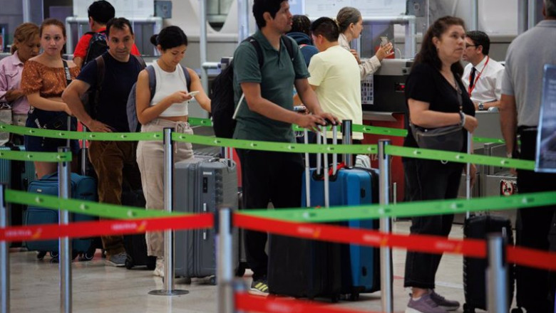 ep varias personas hacen cola en la terminal t4 del aeropuerto adolfo suarez madrid barajas a 30 de ep varias personas hacen cola en la terminal t4 del aeropuerto adolfo suarez madrid barajas a 30 de