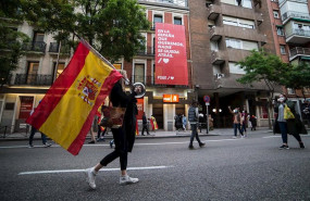 ep varias personas se manifiestan en la puerta de la sede del psoe en contra de las decisiones del