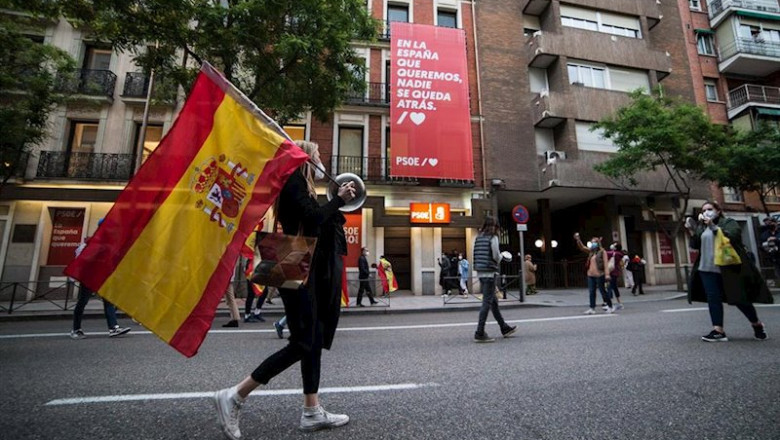 ep varias personas se manifiestan en la puerta de la sede del psoe en contra de las decisiones del