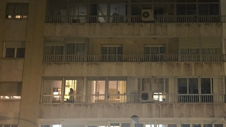 Vecinos de la calle Félix Boix, Madrid, aplaudiendo en apoyo a los sanitarios en plena jornada de confinamiento. | EUROPA PRESS ep vecinos de la calle felix boix madrid aplaudiendo en apoyo a los sanitarios en plena jornada de