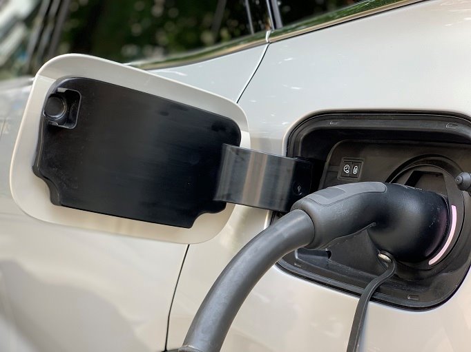 Vehículo eléctrico cargándose. | EUROPA PRESS - Archivo ep vehiculo electrico cargandose 20200309141510