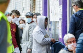 ep voluntarios de la asociacion de vecinos parque aluche entregan alimentos y productos donados en