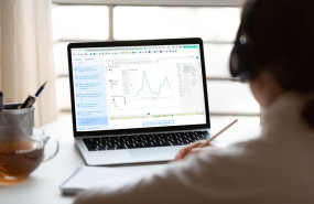 vista trasera de cerca mujer con auriculares viendo un webinar copia 
