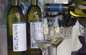 ep archivo   botella de vino de denominacion de origen rias baixas