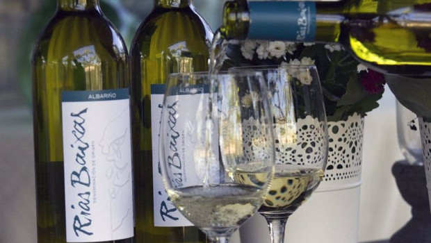 ep archivo   botella de vino de denominacion de origen rias baixas