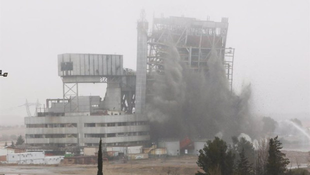 ep archivo   derribo de la tercera y ultima caldera de la central termica de andorra a 19 de enero