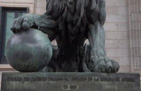 ep archivo   detalle de una estatua de un leon en la entrada del congreso