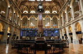 ep archivo   paneles del ibex en el palacio de la bolsa de madrid a 31 de julio de 2026 en madrid