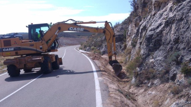 ep archivo   trabajos de conservacion en una carretera de la provincia