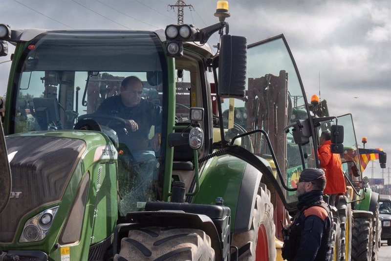 Agricultores españoles y franceses protestan por los acuerdos de la UE y cortan la frontera
