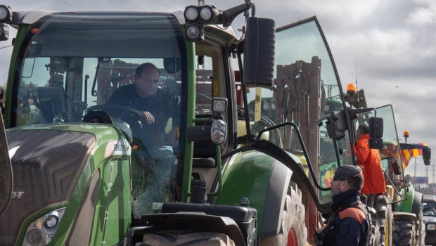 ep archivo   un agente de mosso desquadra conversa con un agricultor