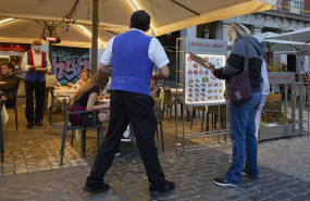 ep archivo   un camarero en una terraza del centro de madrid