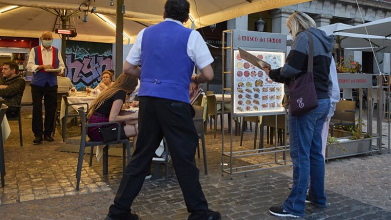 Archivo - Un camarero en una terraza del centro de Madrid | Jesús Hellín - Europa Press - Archivo ep archivo un camarero en una terraza del centro de madrid