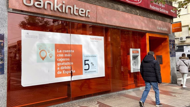 ep archivo   un hombre camina junto a una oficina del bankinter en madrid