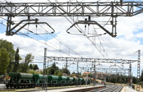ep catenaria en las vias de tren