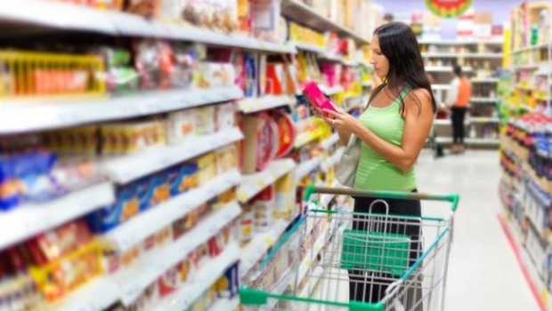 ep cestala compra etiquetado nutricional chica comprandoun supermercado