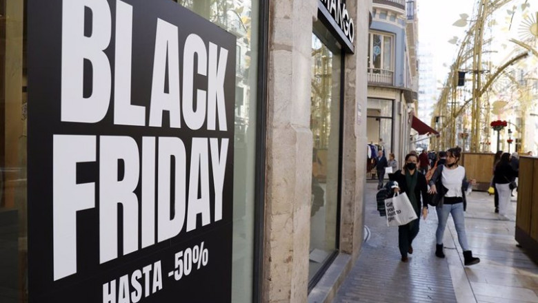 Comerciantes anuncian en sus escaparates los descuentos por comprar en la semana del Black Friday | Álex Zea - Europa Press ep comerciantes anuncian en sus escaparates los descuentos por comprar en la semana del black friday