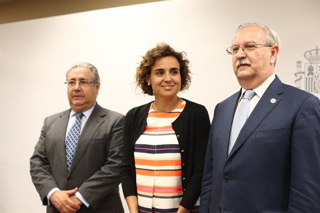 Dolors Montserrat y Juan Ignacio Zoido con el presidente del Colegio de Médicos | EUROPA PRESS ep dolors montserratjuan ignacio zoidopresidentecolegiomedicos
