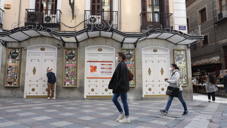 ep dos mujeres pasan por las inmediaciones de la sala joy eslava un dia despues del anuncio de su ep dos mujeres pasan por las inmediaciones de la sala joy eslava un dia despues del anuncio de su