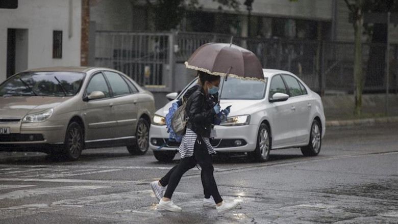 ep dos personas cruzan un charco de agua durante la alerta amarilla por lluvia en el estado de ep dos personas cruzan un charco de agua durante la alerta amarilla por lluvia en el estado de