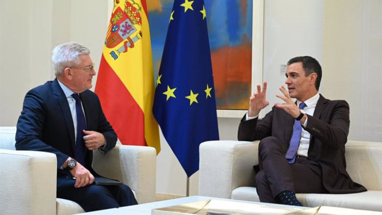 El consejero delegado de Ericsson, Borjë Ekholm, y el presidente del Gobierno de España, Pedro Sánchez, en una reunión celebrada este martes 22 de noviembre en el Palacio de la Moncloa con motivo del centenario en el país de la firma sueca | POOL MONCLOA/BORJA PUIG DE LA BELLACASA ep el consejero delegado de ericsson borj ekholm y el presidente del gobierno de espana pedro