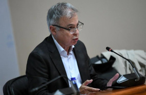 ep el director do instituto galego de vivenda e solo heriberto garcia en el parlamento