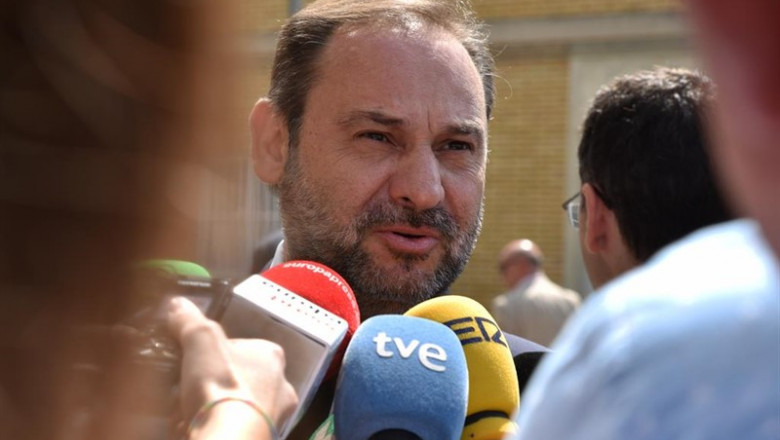 El ministro de Fomento en funciones, José Luis Ábalos, en declaraciones ante los medios de comunicación tras su visita para la supervisión de las instalaciones del Control de Tráfico Centralizado de Adif de Valencia-Fuente de San Luis, desde donde se regu | Jorge Gil - Europa Press ep el ministro de fomento en funciones jose luis abalos en declaraciones ante los medios de