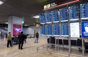 ep el panel de llegadas donde se refleja un vuelo procedente de chongqing china en el aeropuerto