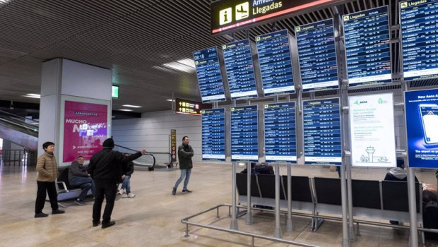 ep el panel de llegadas donde se refleja un vuelo procedente de chongqing china en el aeropuerto ep el panel de llegadas donde se refleja un vuelo procedente de chongqing china en el aeropuerto
