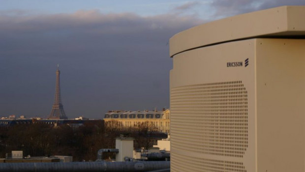 ep equipamiento de red de ericsson en paris con la torre eiffel de fondo